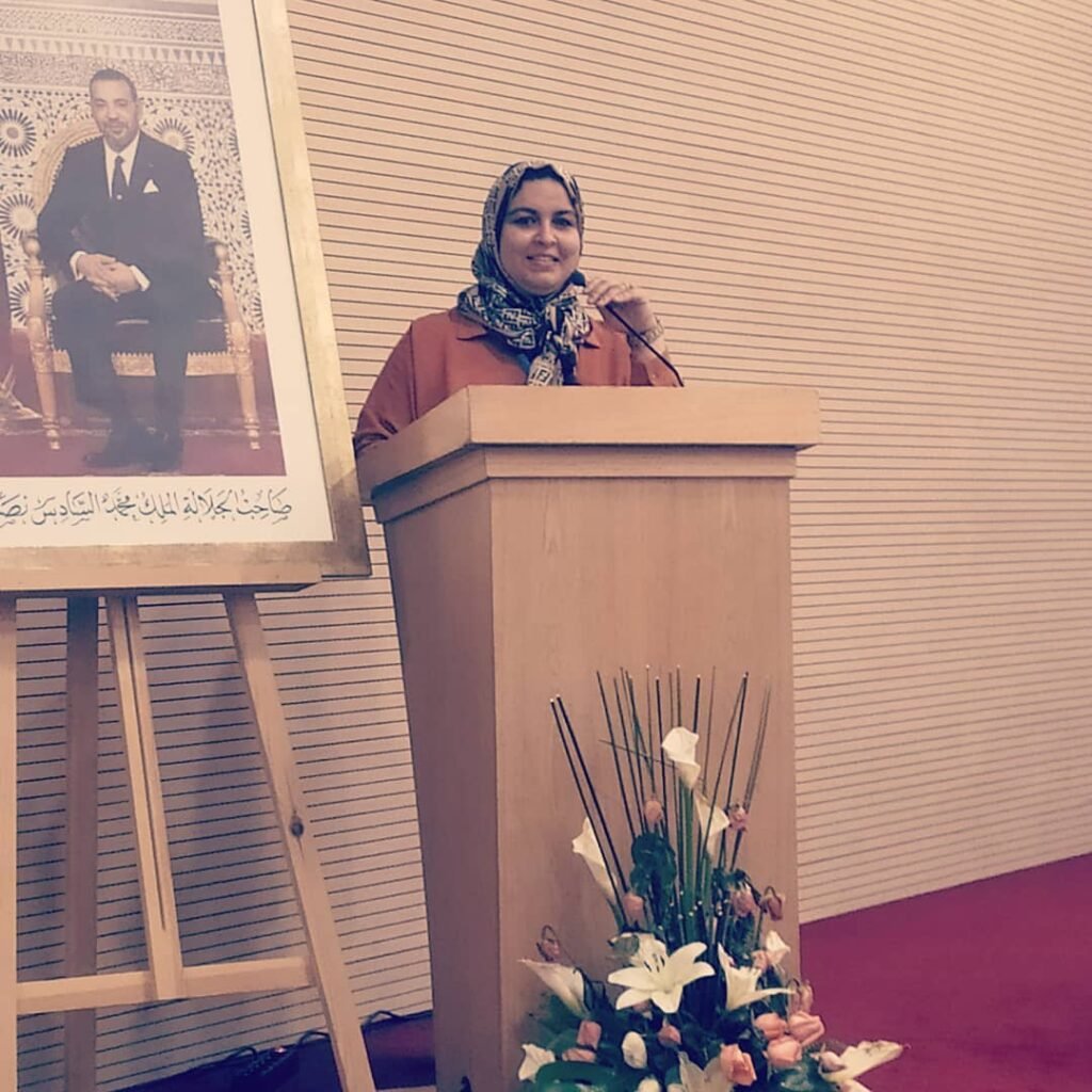 Le Dr Intissar Hares, médecin à Larache, lors d’une conférence sur la psychologie positive