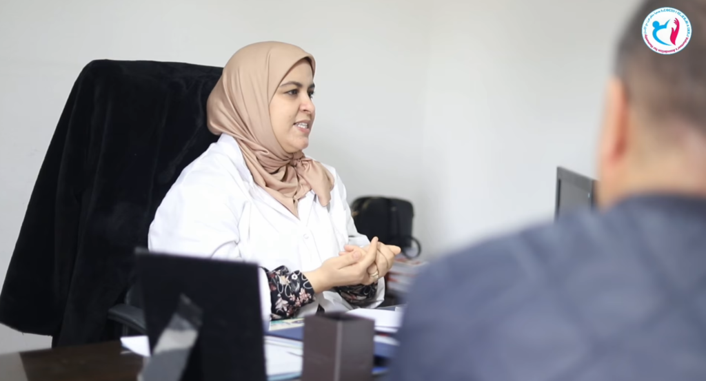 Cabinet médical à Larache : le Dr Intissar Hares en consultation avec un patient